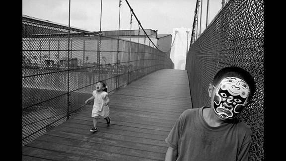 說明: Macintosh HD:Users:chendong:Desktop:張乾琦 工作坊:工作坊:官方作品:中文圖說:不存在的戰(zhàn)爭(zhēng):6. 張乾琦，“不存在的戰(zhàn)爭(zhēng)”視頻截圖，2017.jpg