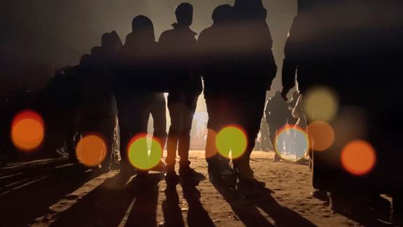 說明: Macintosh HD:Users:chendong:Desktop:張乾琦 工作坊:工作坊:官方作品:中文圖說:AZMA:5. 張乾琦，“AZMA”視頻截圖，2017 .jpg