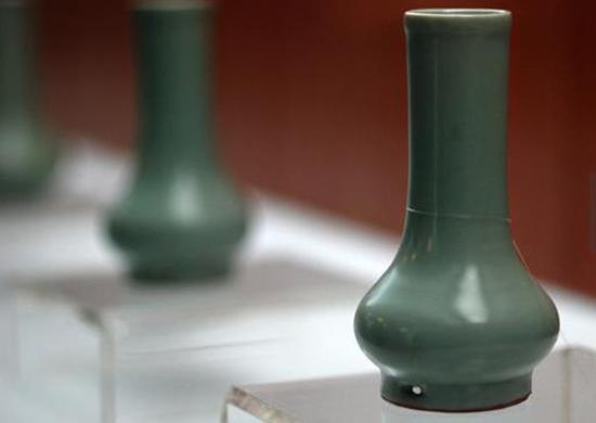 南宋，龍泉窯，粉青釉鼓腹瓶 