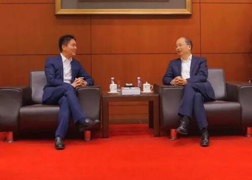 中國工商銀行董事長易會(huì)滿和京東集團(tuán)董事局主席兼首席執(zhí)行官劉強(qiáng)東見證了雙方合作協(xié)議的簽署。 