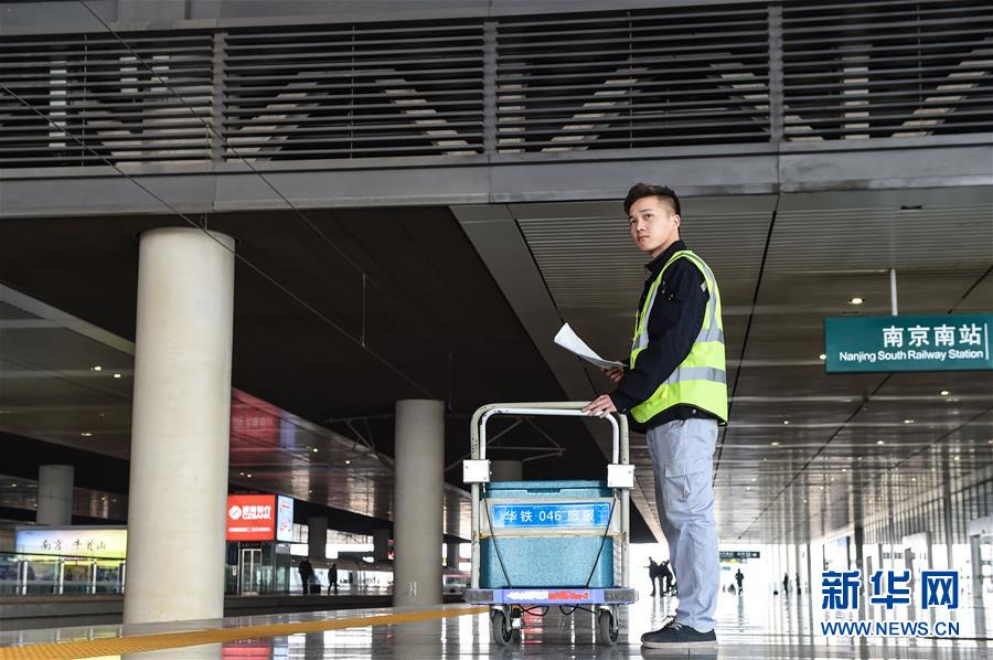 （關注春運·圖片故事）（7） 奔跑吧！高鐵送餐小哥