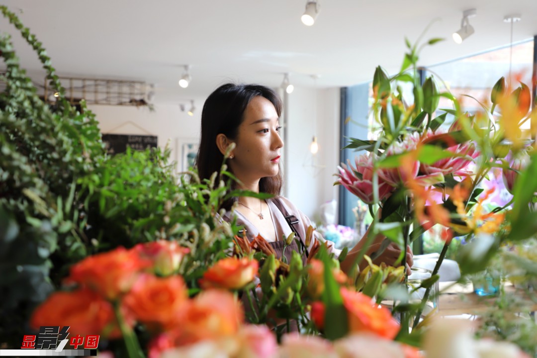 每天和花打交道是一個幸福的職業(yè)，但同時也充滿壓力和挑戰(zhàn)，“花在呈現(xiàn)給客人的那一瞬間是美好的，但前面的每一個步驟都是很辛苦的?！蓖趵桄抡f，花藝是最原始的手工藝產(chǎn)品，沒有辦法機(jī)械化、流程化和規(guī)?；?，必須要用雙手一點(diǎn)點(diǎn)地賦予其生命和美感。圖為王黎媛在挑選制作花束的鮮花。新華網(wǎng) 周亞平/攝 念新洪/文